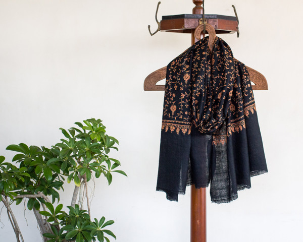 pashmina-wool-scarf-black-paisley-embroidery